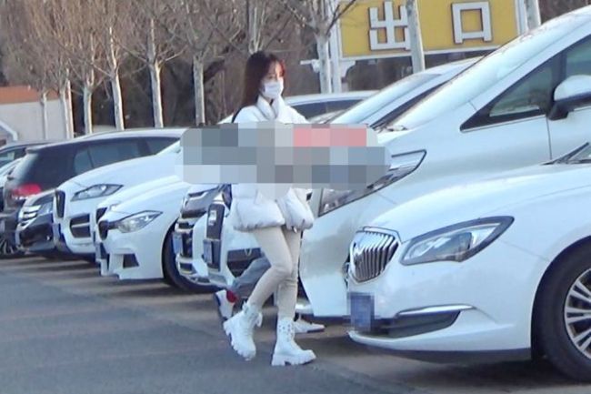 李小璐逛公园神采奕奕 前夫贾乃亮出海放松心情佳