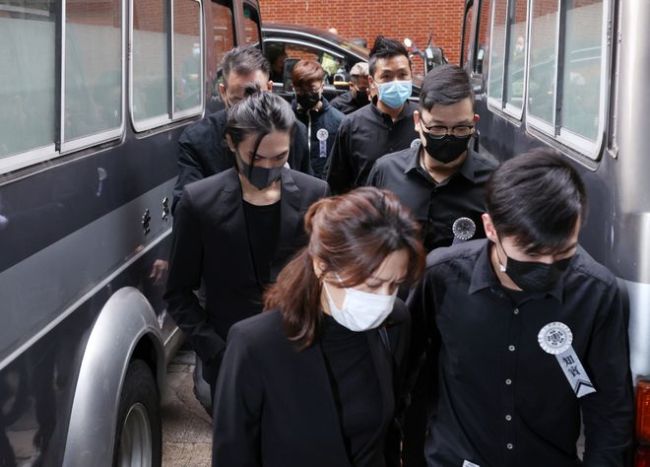 吴孟达出殡5儿女现身显憔悴 90多岁母亲未露面