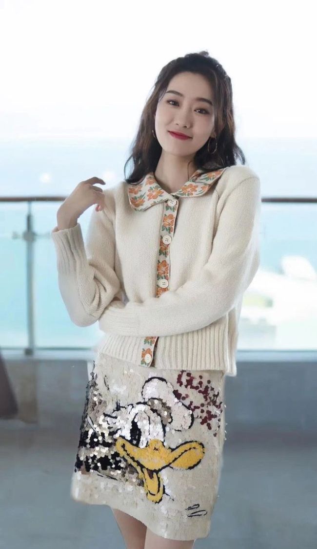 张小斐开豪车独自喝咖啡 爆红后被曝住千万豪宅