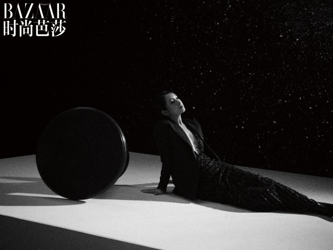 秦海璐《时尚芭莎》大片曝光化身《悬崖之上》特工