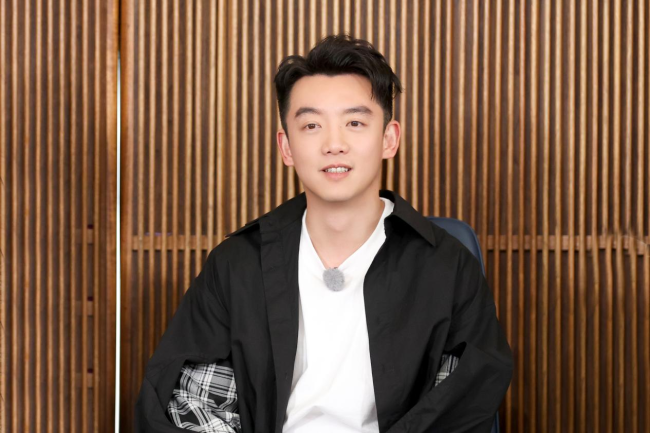 《奔跑吧9》上演"泉城热恋"郑恺踏上"寻苗"路