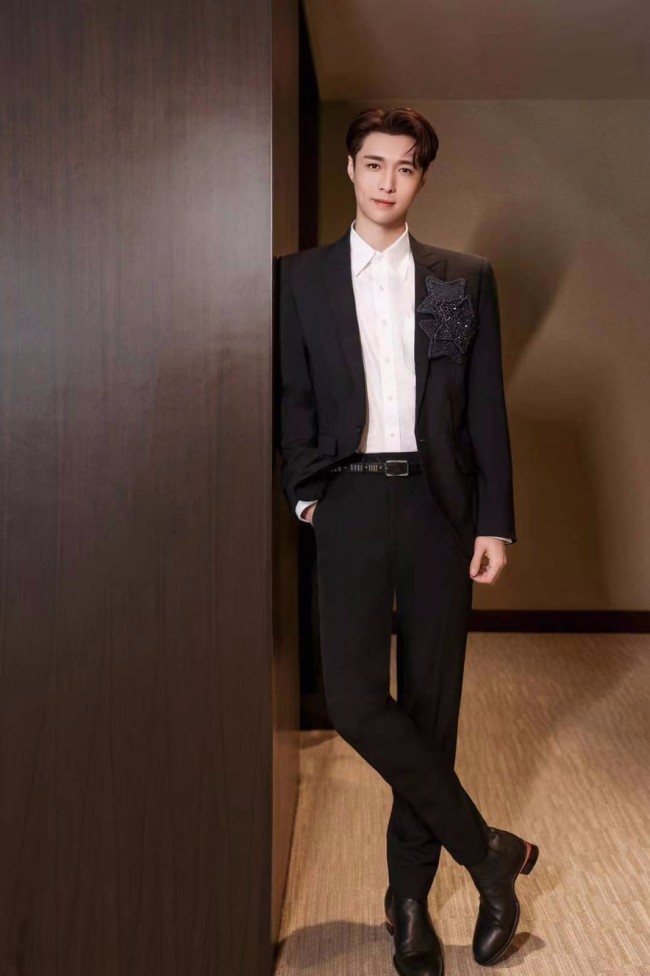 张艺兴登央视百年礼赞晚会 独唱《七子之歌》献礼