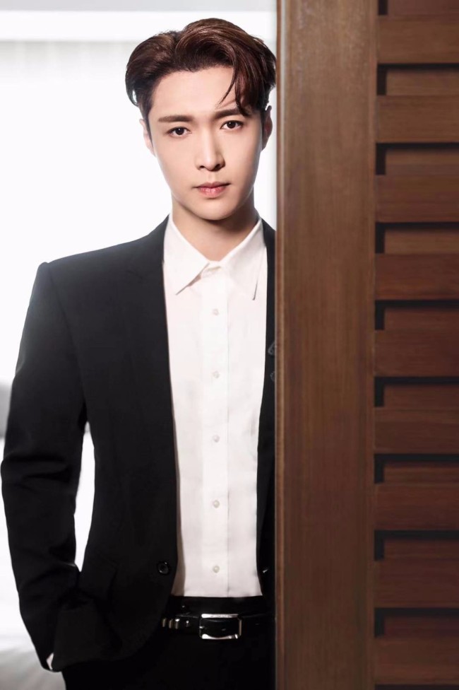 张艺兴登央视百年礼赞晚会 独唱《七子之歌》献礼