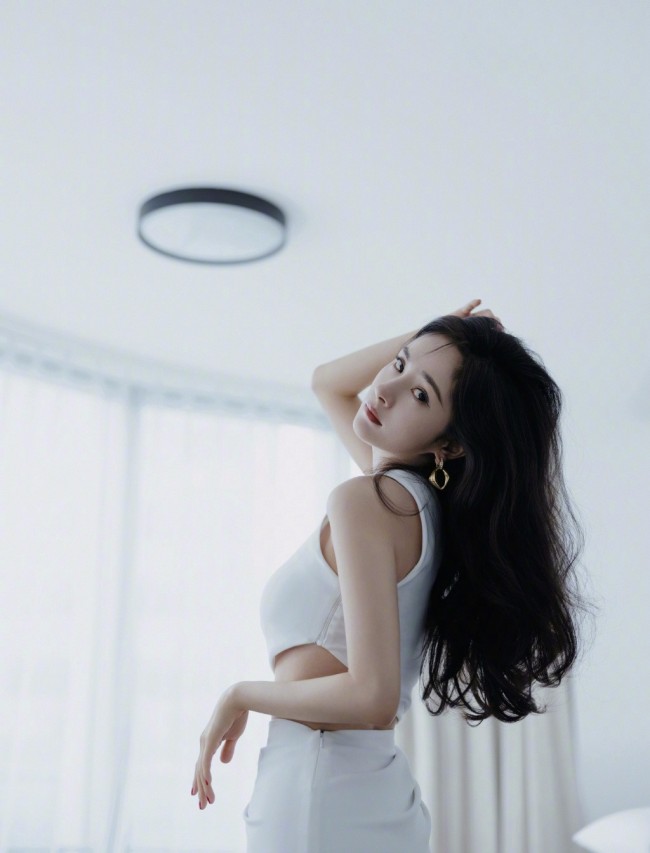 杨幂穿露腰开衩裙秀完美腰线 卷发慵懒温柔