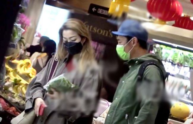 49岁郑秀文称想过退休 生日会上回忆亡父哽咽落泪