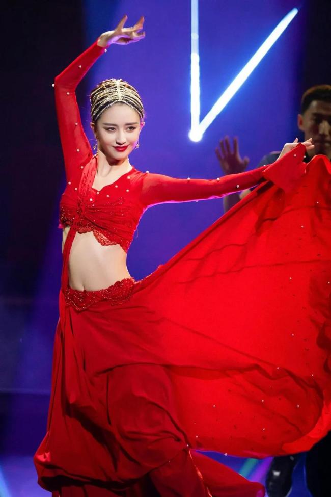 38岁佟丽娅最新舞台照超美艳 红衣似火性感热辣
