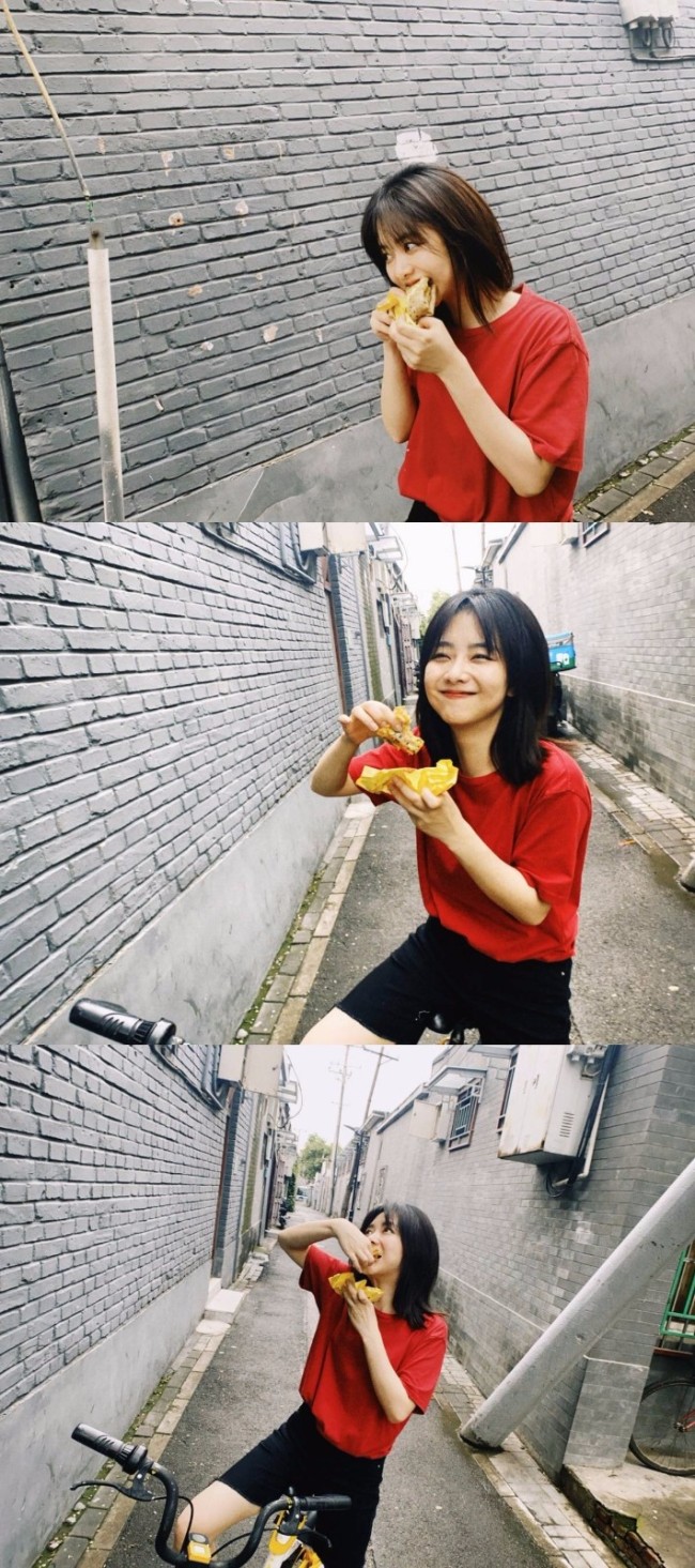 谭松韵胡同随心拍氛围感足 举透明伞超俏皮