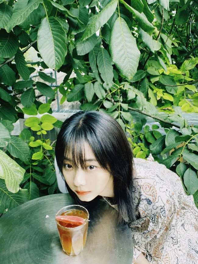 谭松韵胡同随心拍氛围感足 举透明伞超俏皮