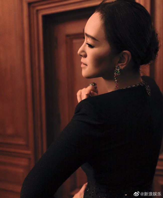 时光不败美人55岁巩俐着黑色晚礼服长裙明艳大方