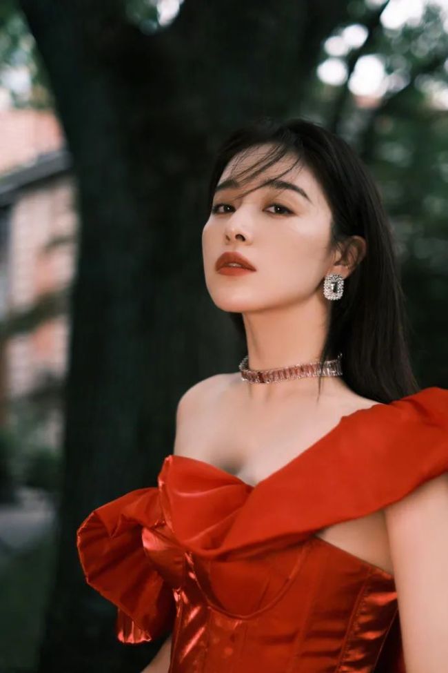 33岁阚清子穿抹胸红裙 肤如凝脂表情魅惑