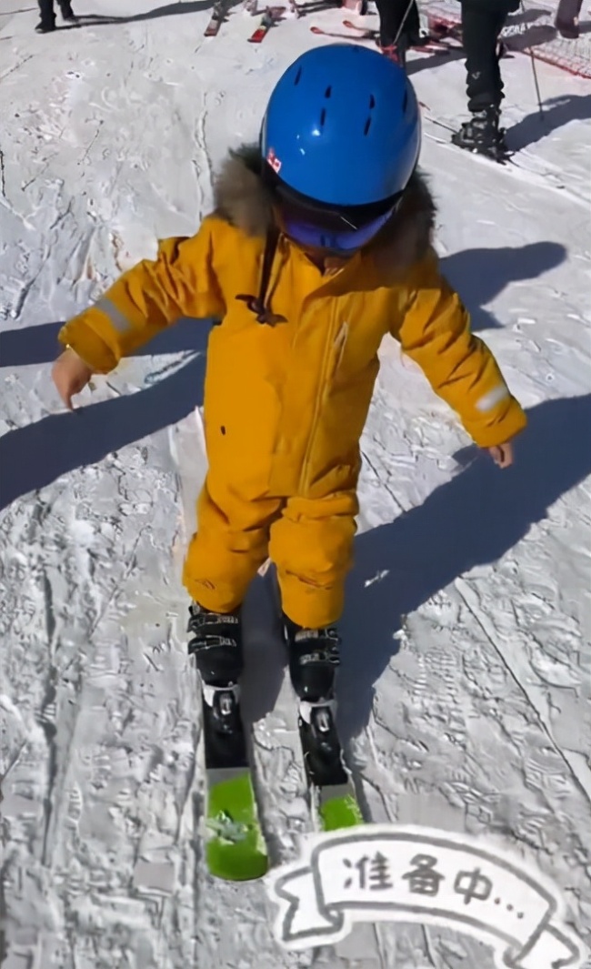 章子怡晒女儿视频 女儿醒宝首次滑雪大胆有天赋
