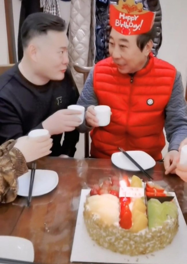 冯巩64岁生日吃全鸡宴 徒弟们齐聚为他庆生