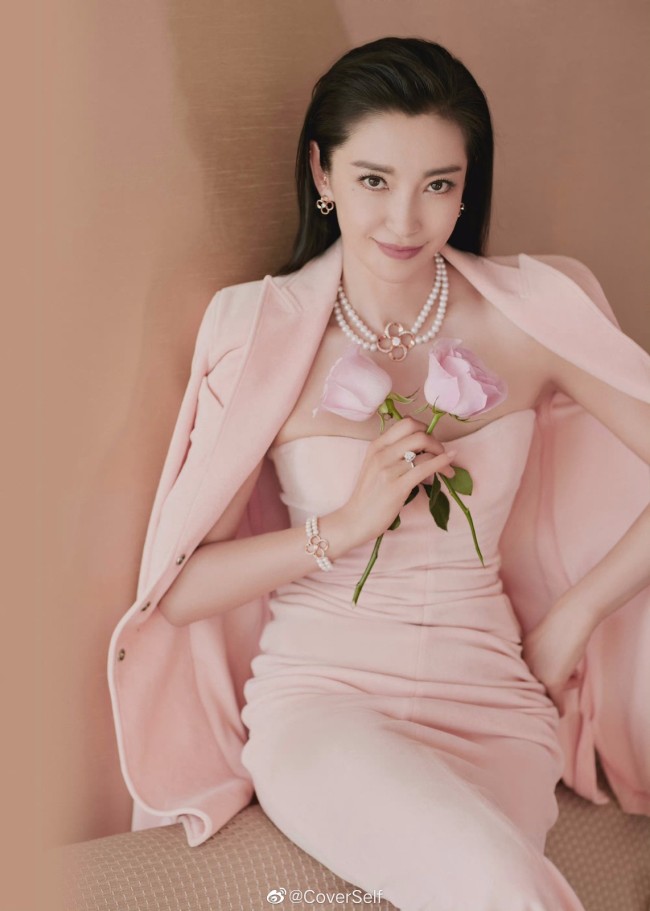 48岁李冰冰穿粉色抹胸裙搭西装 浪漫甜美