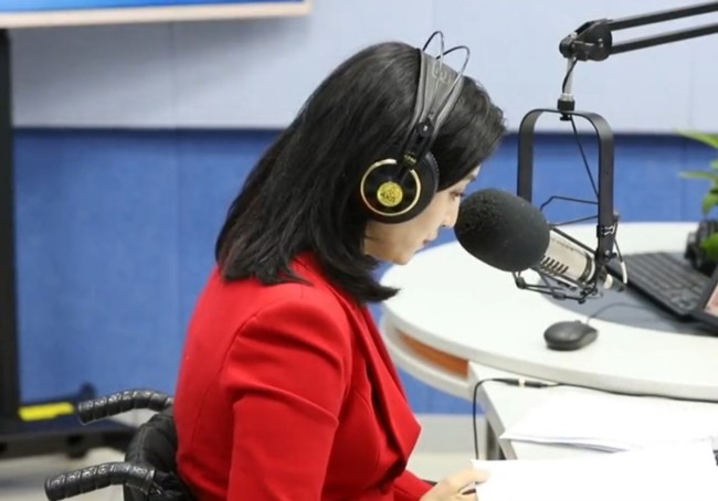 梁艺从湖南台辞职回小电台 瘫痪坐轮椅播报新闻