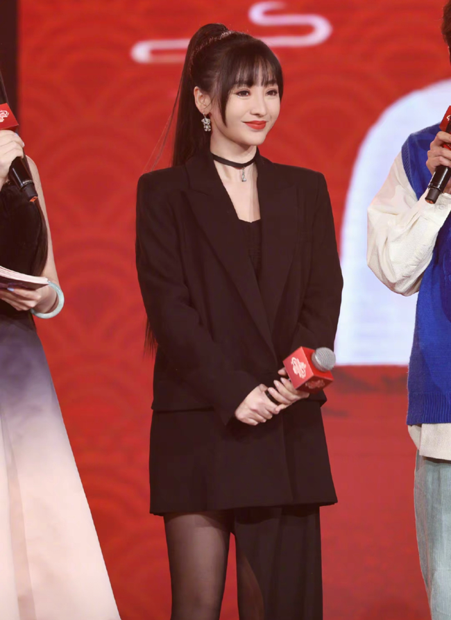 41岁柳岩再秀性感黑丝勾勒大长腿颜值最抗打2