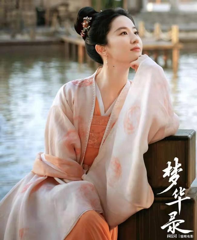 35岁刘亦菲穿白纱太仙 复古珍珠裙美得像油画