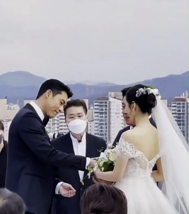 玄彬婚礼现场高清照公开穿西装身姿笔挺超吸睛