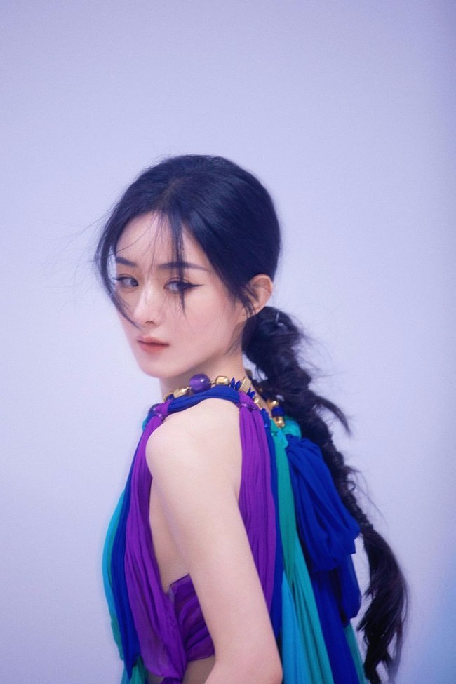 赵丽颖杂志封面花絮释出粉黛掩映暗香流淌