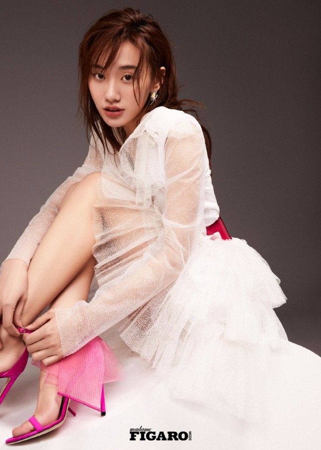 闫妮携女儿登时尚杂志 穿母女装相拥而笑