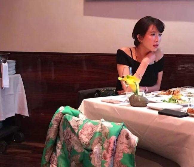 林志玲在纽约高档餐厅被偶遇 47岁肤白貌美气质好