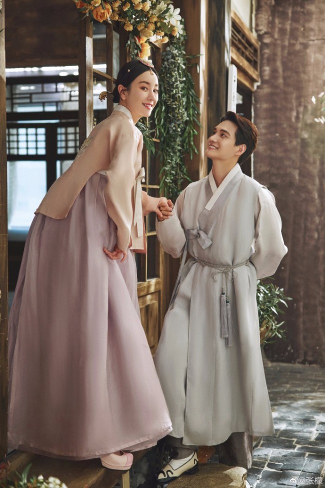 张檬晒与金恩圣婚纱照 风格多样画面很养眼