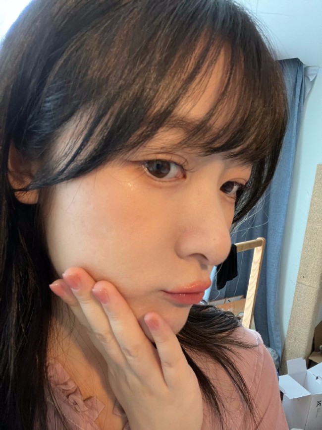 24岁徐娇玩自拍甜美可人对镜头嘟嘴捧脸卖萌