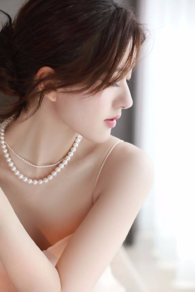 23岁赵露思穿吊带连衣裙大秀美背造型温柔古典