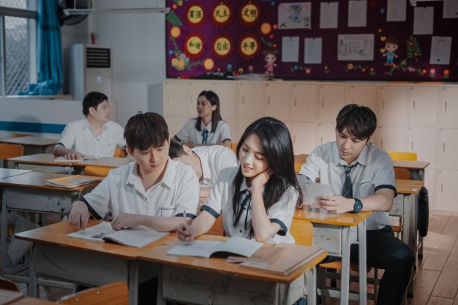 “青春化成一场冲动而疯狂的火焰”陈正晞Kaka Chen将新歌《少年恋爱狂热》唱出了青春的感觉！