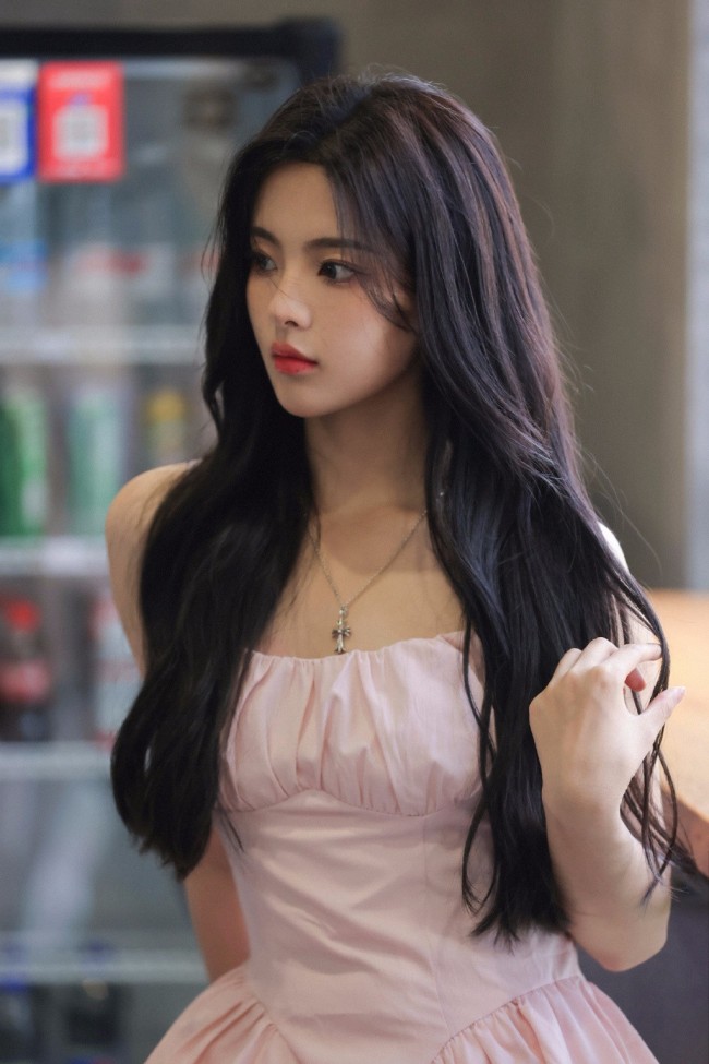 杨超越生日照纯欲风满满穿粉色吊带好可人