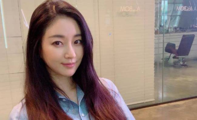 43岁韩国小姐号称性感女神 拍风月片走红至今未婚
