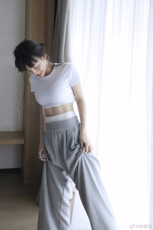 张嘉倪慵懒居家风写真穿露腰上衣秀马甲线2
