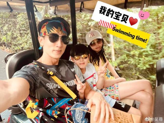 吴尊晒全家度假出游照12岁女儿身高直逼妈妈
