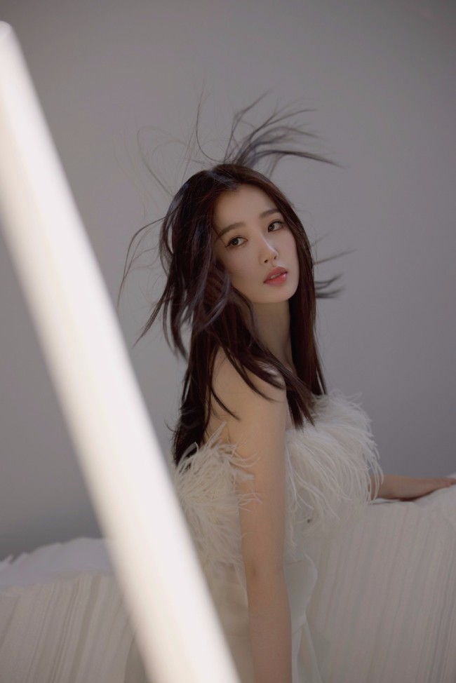 虞书欣纯白大片好文艺穿露背裙尽显好身材