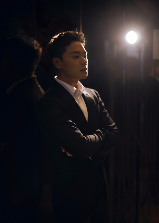 曹骏曝光黑白西装写真 光影流动中彰显绅士魅力