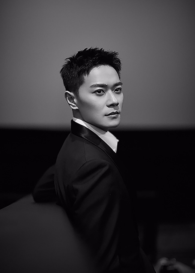 曹骏曝光黑白西装写真光影流动中彰显绅士魅力