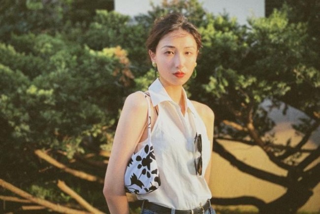 汤畅气质出众 轻松驾驭复古羊毛卷