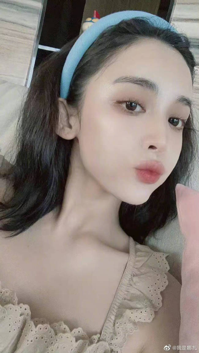 是真美啊!古力娜扎晒自拍 白到发光凹凸有致(2)