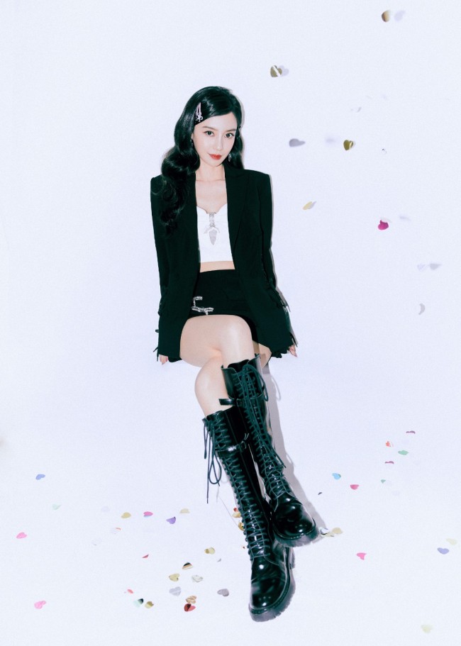 杨颖西装短裙长靴秀美腿 戴小发卡鬼马俏皮