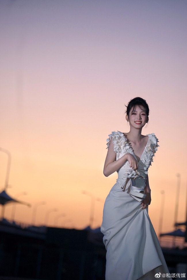 冷脸少女!周也扎丸子头穿深v裙显优雅