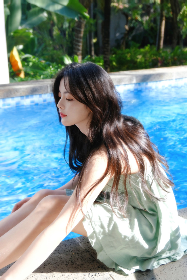 杨超越穿短裙夏日感满满皮肤白皙长腿撩人