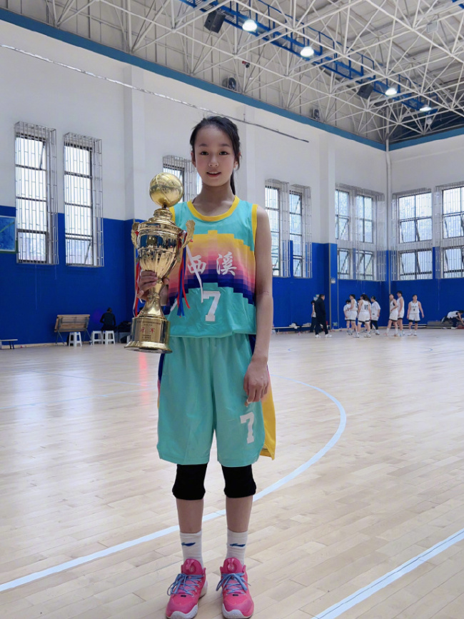 小姑娘真棒！狂飙里的小黄瑶拿了篮球联赛冠军(2)