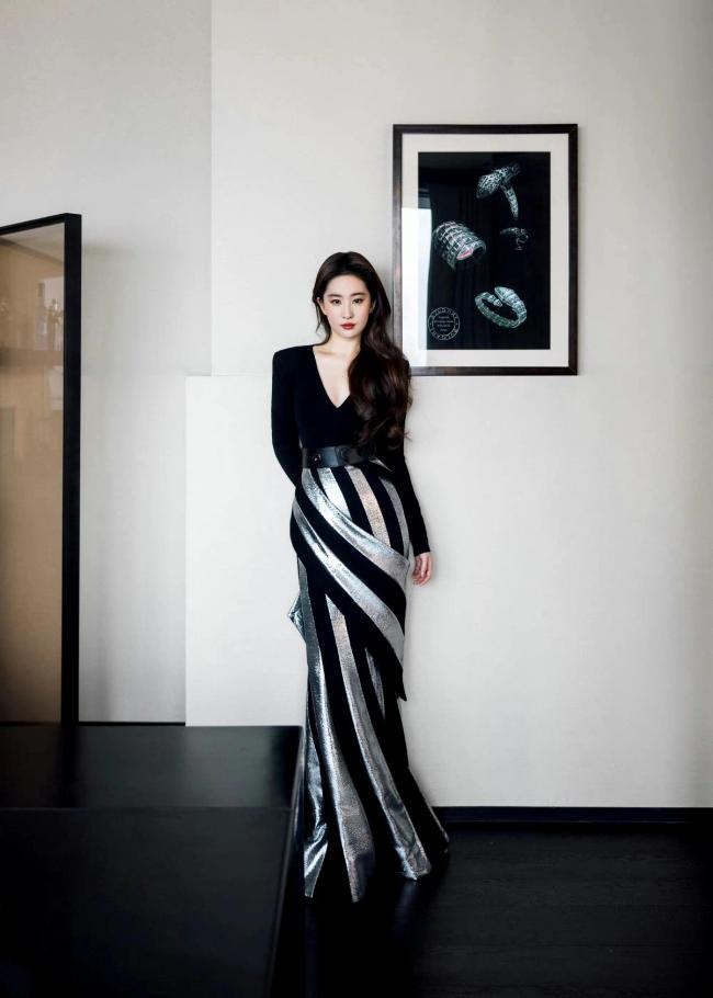 刘亦菲银黑条纹裙造型 神仙姐姐又美出新高度了！ 