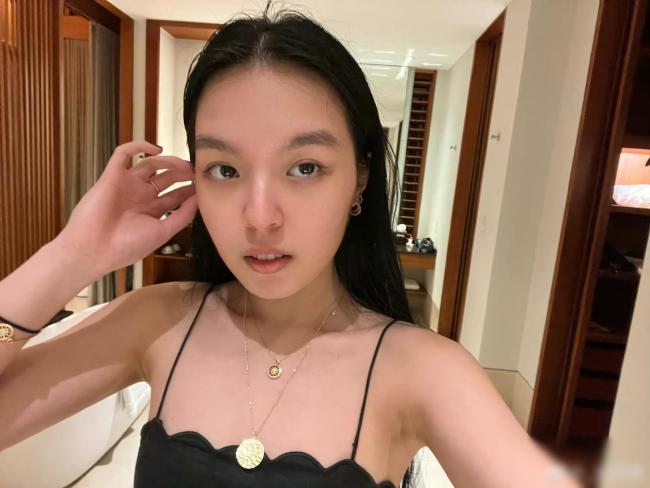 李咏女儿法图麦秀马甲线 20岁就开启了自律大女主剧本 