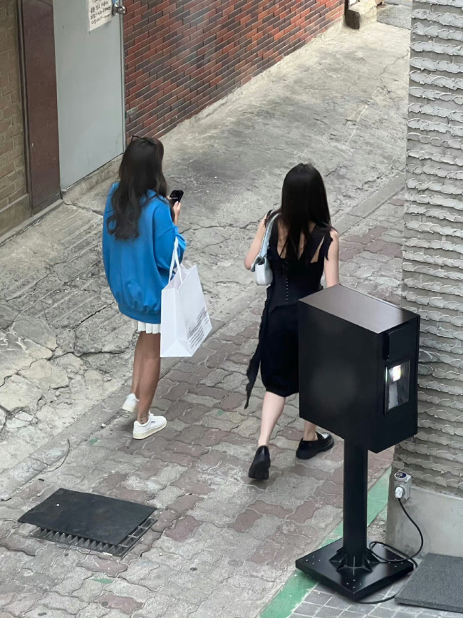 网友韩国偶遇虞书欣逛街 又白又瘦，瞬间看出与普通人之间的差距了
