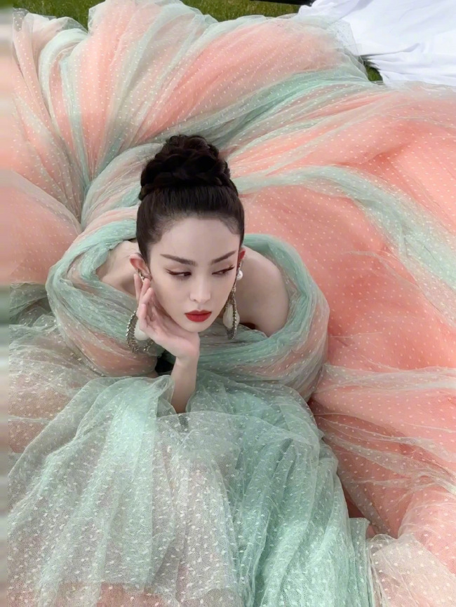 娜扎北京国际电影节开幕红毯造型 夸张耳饰吸睛