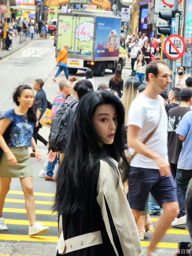 容貌依旧优秀！范冰冰现身香港 引路人疯狂拍照