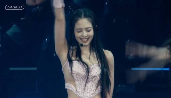 Jennie湿发秀蛮腰酥胸造型火辣