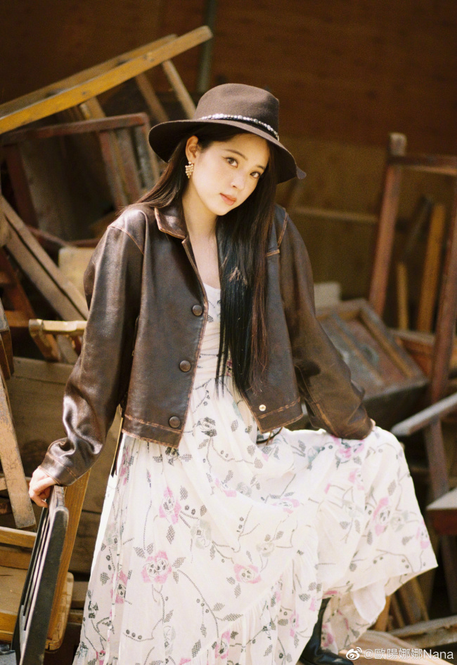 欧阳娜娜穿花裙配皮衣 对镜wink俏皮可爱
