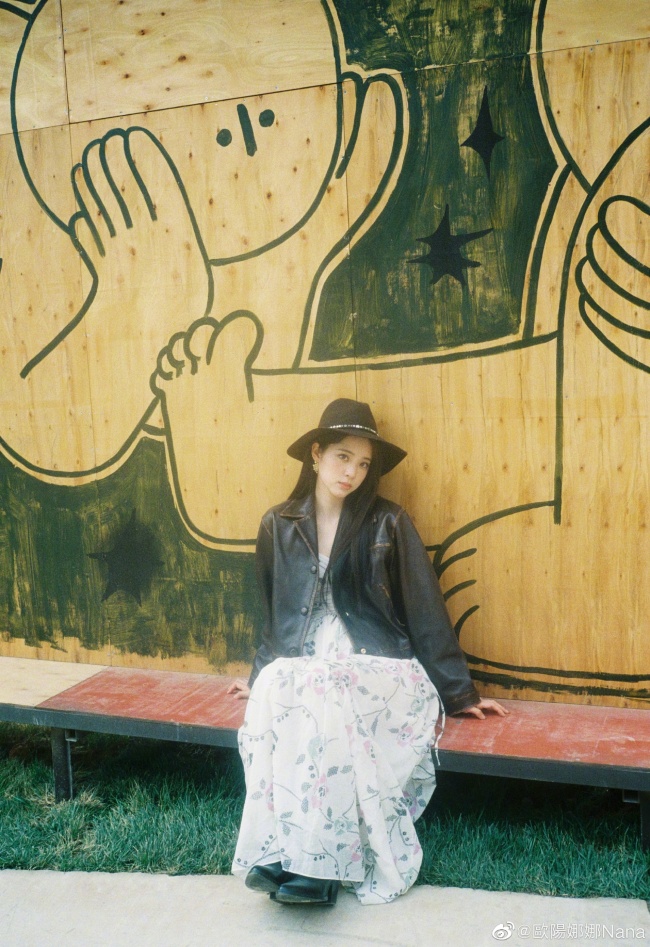 欧阳娜娜穿花裙配皮衣 对镜wink俏皮可爱