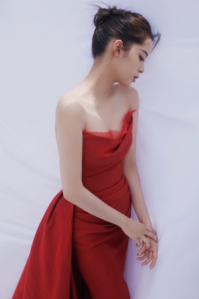 欧阳娜娜红裙造型好吸睛 肌肤白嫩侧颜精致